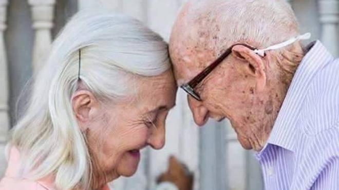 Una pareja celebra su 65 aniversario con la sesión de fotos más romántica de Facebook