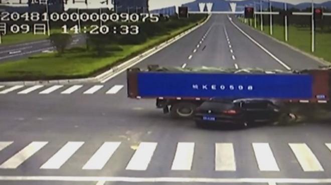 Choca con un camión por mirar el GPS