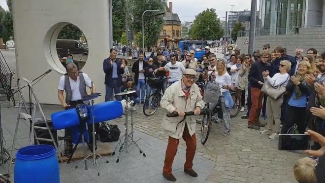 El anciano que baila al ritmo de '50 cent'