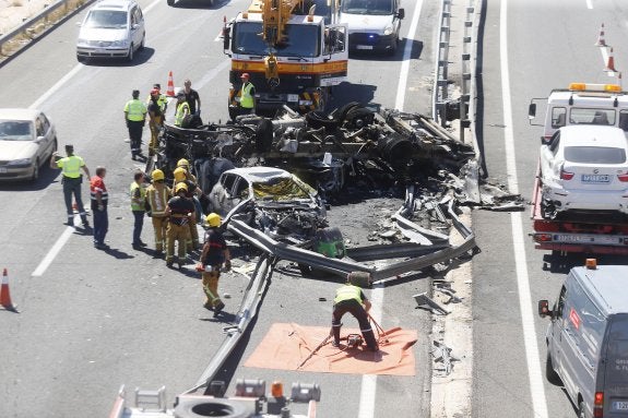 La Guardia Civil baraja un descuido del conductor del camión como causa del accidente de Elche