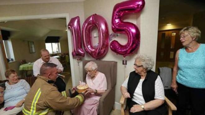 Una anciana pide un bombero tatuado para su 105 cumpleaños