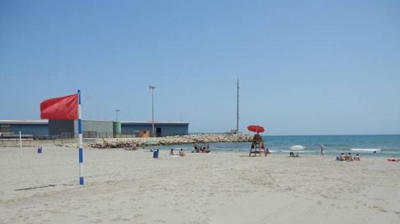 Denunciado por desobedecer la bandera roja en una playa de Elche