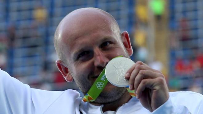 Subasta una medalla ganada en los Juegos de Río para ayudar a un niño con cáncer