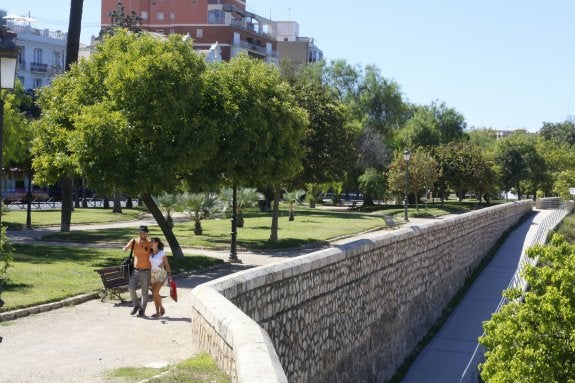 La policía desaloja la acampada de las Alameditas tras las quejas vecinales