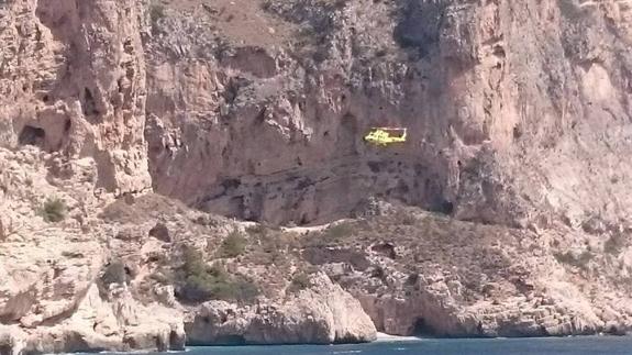 Rescatan a un joven que se había caído en el acceso a la cala dels Testos de Benitatxell