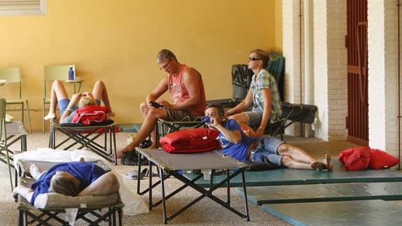 Voluntarios piden la donación de ropa para la gente afectada por el incendio de Xàbia y Benitatxell