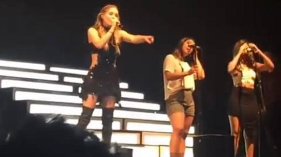 Belinda tira a una fan de su concierto