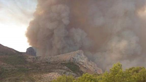 El incendio de Bolulla iniciado en una barbacoa alcanza la sierra de Bernia