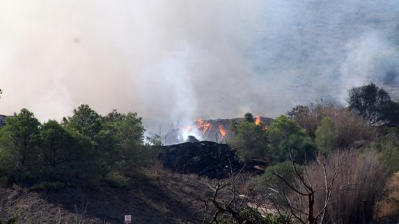 El fuego obliga al cierre del vertedero de Ramblars en Xàbia