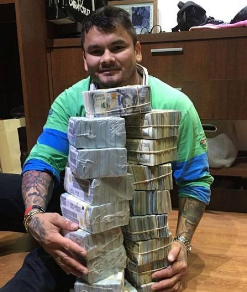 El 'Chino' Maidana se disculpa por la publicación de una foto con fajos de billetes