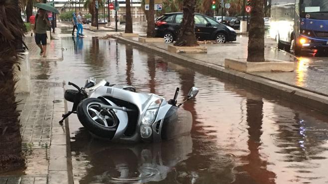 Granizo e inundaciones en Valencia y dos mujeres heridas al caerles la rama de un árbol
