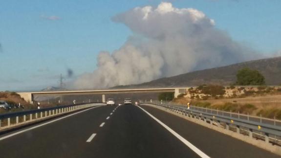 El incendio forestal de Benasau, cerca de Alcoy, estabilizado