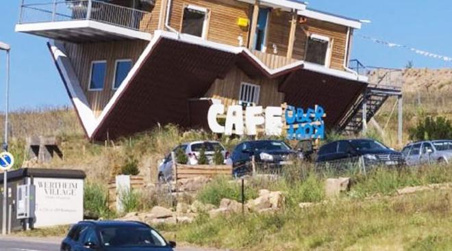 Esta cafetería te invita a comer en un mundo al revés