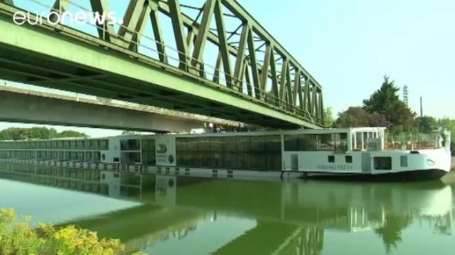 Dos muertos al chocar un crucero con un puente en el Danubio