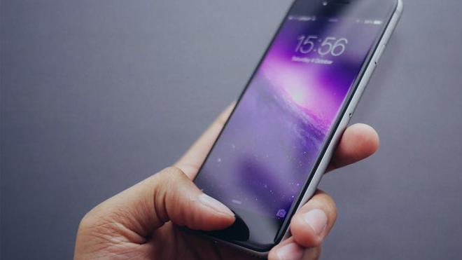 ¿Sujetas tu iPhone con la mano izquierda? Deberías dejar de hacerlo