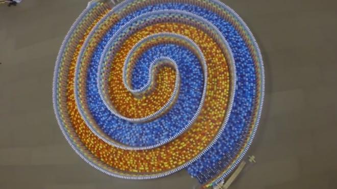 Impresionante dominó de 15.000 piezas en espiral