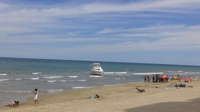 Un barco de recreo encalla cerca de la playa de las Palmeras, en Sueca