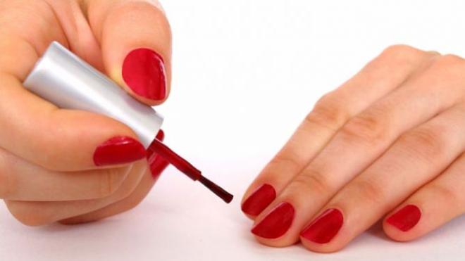 ¿Es malo pintarse las uñas muy a menudo?