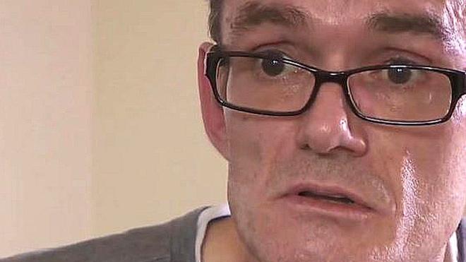 Un ingeniero británico se opera a sí mismo tras quince años esperando