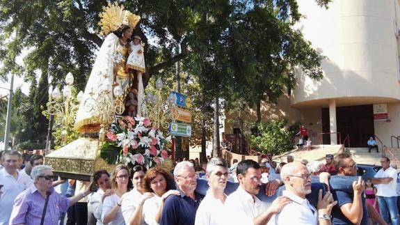 Ofrenda floral a la imagen peregrina de la Virgen de los Desamparados en Dénia