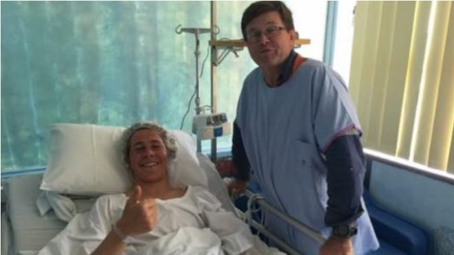 Un surfista sobrevive al ataque de un gran tiburón blanco
