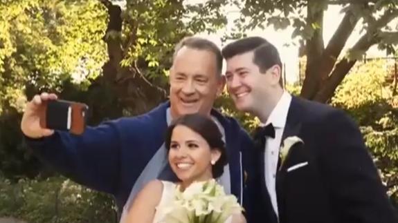 Tom Hanks, invitado sorpresa en la sesión de fotos de unos novios en Central Park