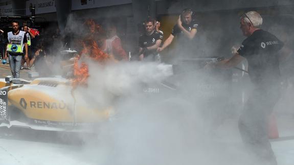 Espectacular incendio en el coche de Kevin Magnussen