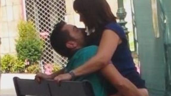 Pillan a una pareja practicando sexo en plena calle