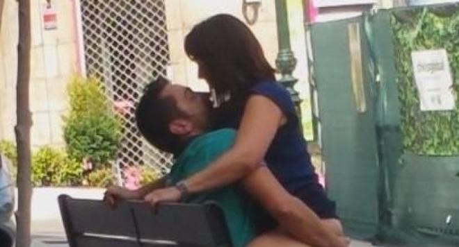 Pillan a una pareja practicando sexo en plena calle