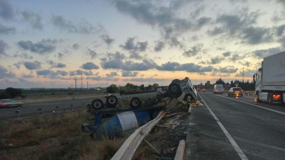 Espectacular accidente de un camión en la A-7 a la altura de Museros