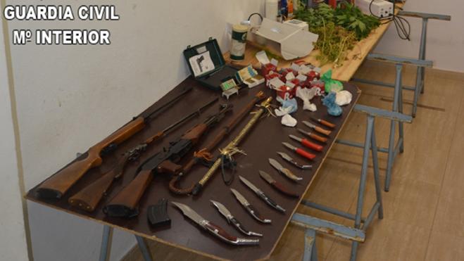 La Guardia Civil interviene 40 kg de droga, un kalashnikov y otras armas en Carcaixent