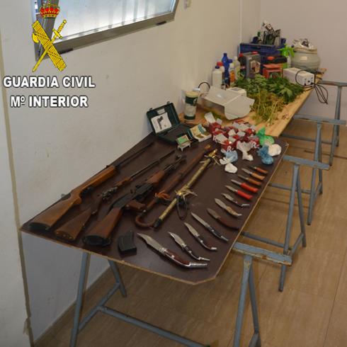 La Guardia Civil interviene 40 kg de droga, un kalashnikov y otras armas en Carcaixent