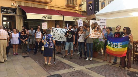 Un grupo de 'radicales' increpa al arzobispo de Valencia a la salida de la misa del patrón de Gandia