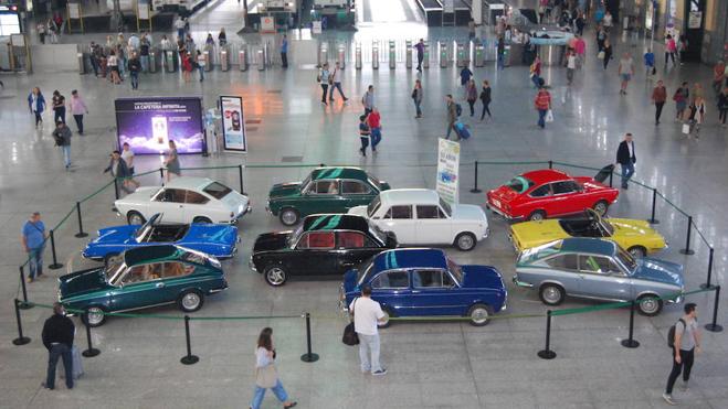 La Estación del Norte de Valencia acoge una exhibición de automóviles Seat 850