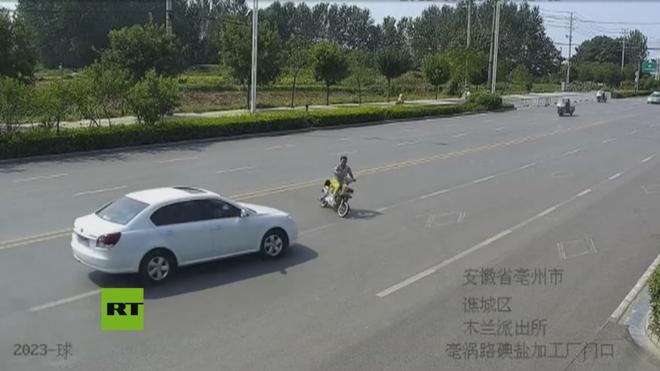 Atropella a una mujer en motocicleta en una autopista