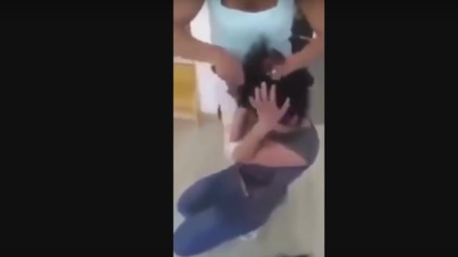 Afeita la cabeza de su hija por burlarse de una compañera tratada con quimioterapia