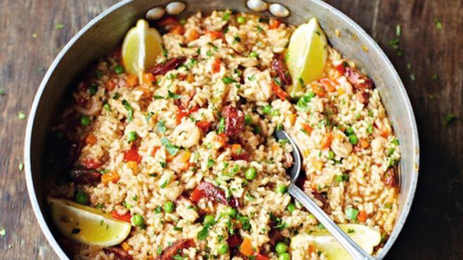 Jamie Oliver echa la culpa de su 'paella' con chorizo a una anciana