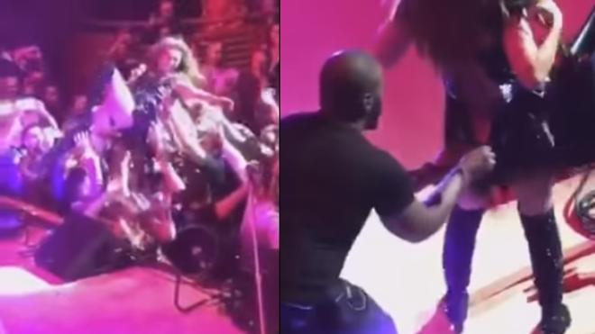 Thalia se lanza al público en un concierto y casi acaba desnuda