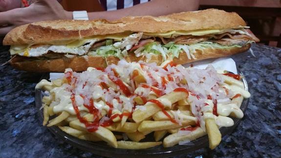 Un bar de Valencia reta a sus clientes a comerse medio kilo de patatas fritas y un bocadillo de 1 kilo