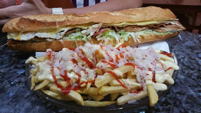 Un Bar De Valencia Reta A Sus Clientes A Comerse Medio Kilo De Patatas Fritas Y Un Bocadillo De 1 Kilo Las Provincias