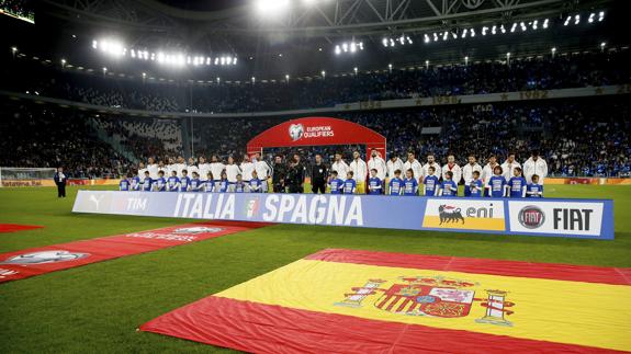 Jugadores y afición callan con aplausos los silbidos al himno de España