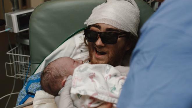 Un padre ve nacer a su hijo antes de morir