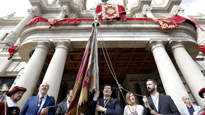 Los valencianos honran a la Senyera