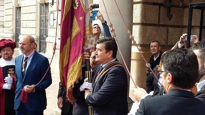 El tripartito propone una réplica más ligera del mástil de la Senyera