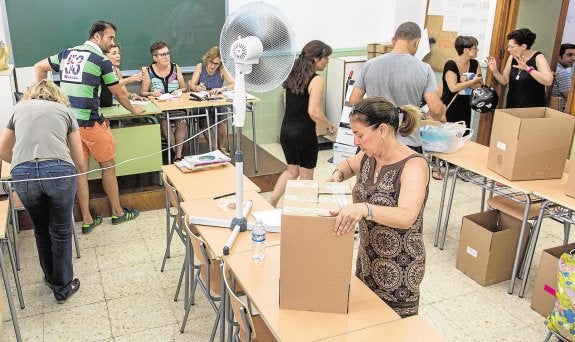 Miles de familias siguen sin cobrar la ayuda completa de los libros que garantizó el Consell