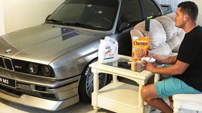 Guarda su BMW en el salón de su casa para salvarlo del huracán Matthew