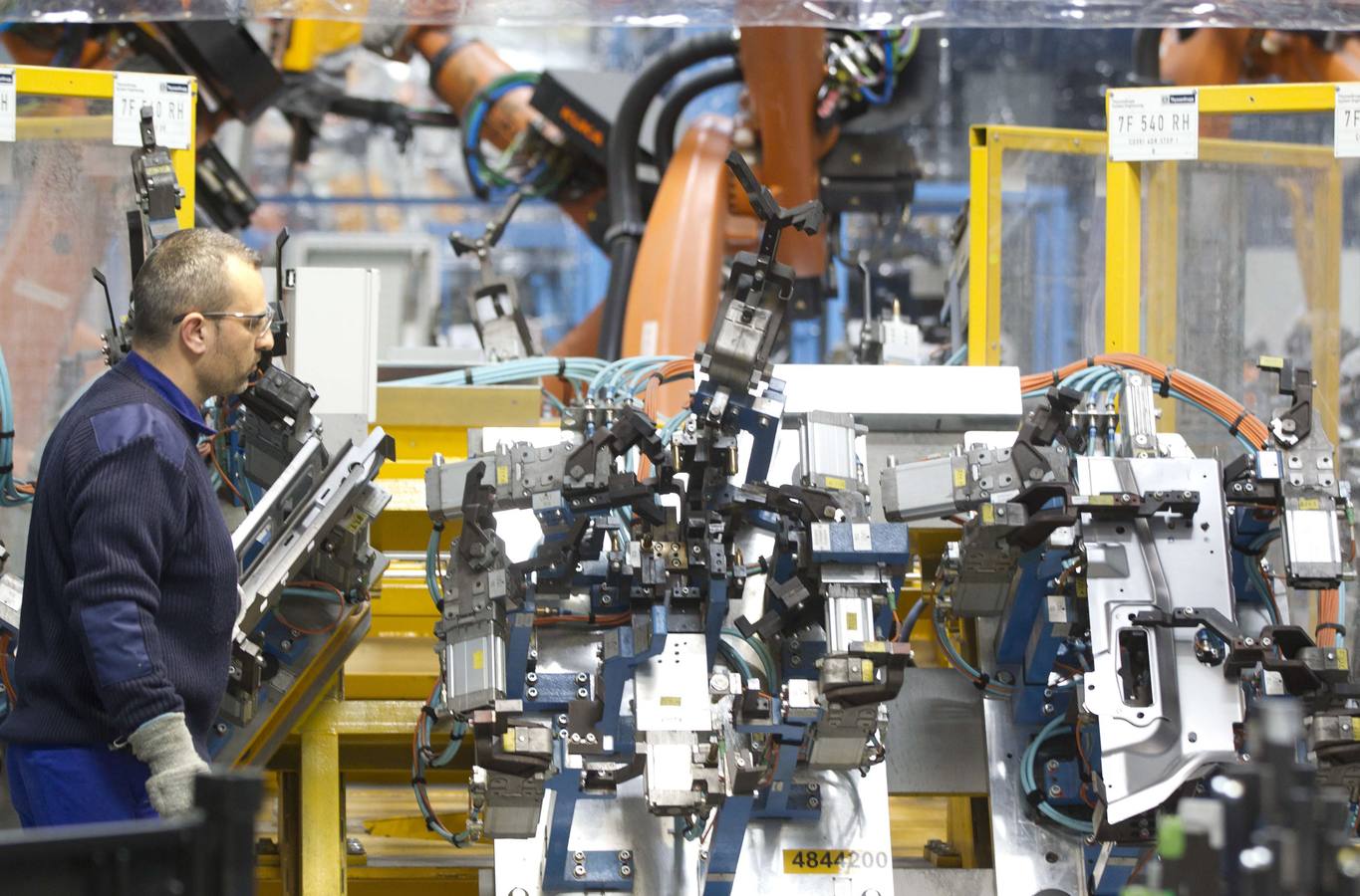Ford programa varios paros en octubre para ajustar la producción