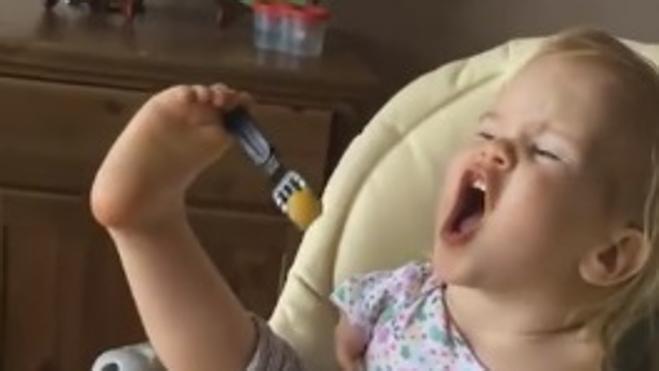 Vasilina Knutzen, la niña sin brazos que conmueve las redes