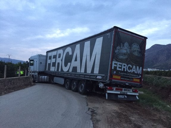 UN CAMIÓN, ATRAPADO EN UN CAMINO DE TAVERNES
