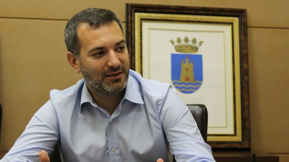 El PP de Tavernes de la Valldigna denuncia que el alcalde usa un coche de la Policía para ir de Valencia al Ayuntamiento